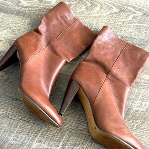 Vince Camuto
Brown Leather Ankle Boots
Brand new 🆕